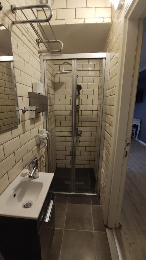 Utarit Hotel Κωνσταντινούπολη Εξωτερικό φωτογραφία A shower cubicle