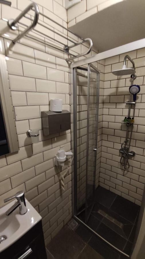 Utarit Hotel Κωνσταντινούπολη Εξωτερικό φωτογραφία A shower cubicle