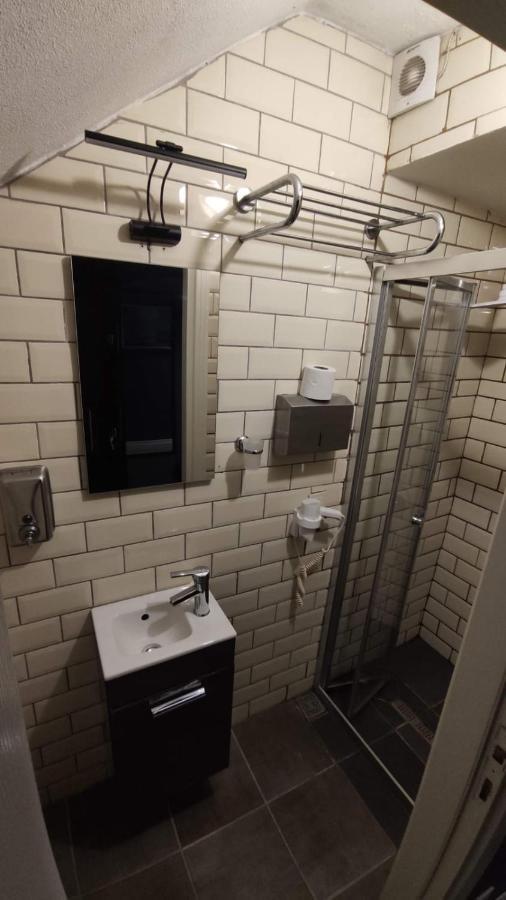 Utarit Hotel Κωνσταντινούπολη Εξωτερικό φωτογραφία A shower cubicle in a public toilet