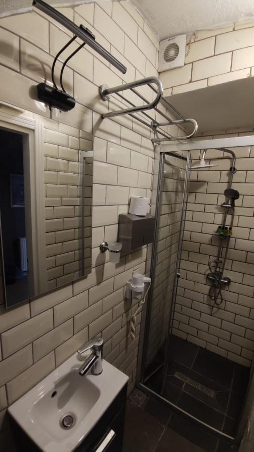 Utarit Hotel Κωνσταντινούπολη Εξωτερικό φωτογραφία A shower cubicle